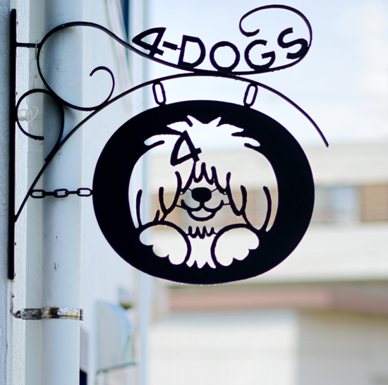 4-DOGSアイコンの看板
